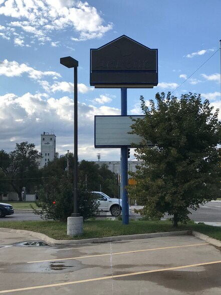 More Photos Of 1418 E 4th Ave, Hutchinson Freestanding For Lease