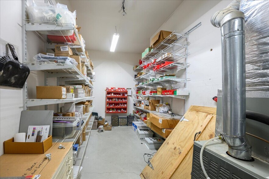 More Photos Of 14 Hewlett Ave, East Patchogue Manufacturing For Lease