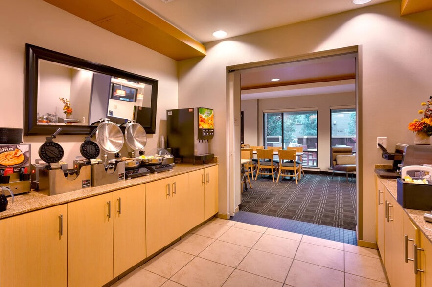 More Photos Of 10865 W Dodge Rd, Omaha Hotel For Sale