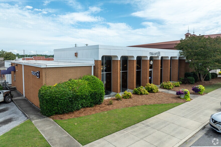 Primary Photo Of 501 2nd Ave N, Clanton Bank For Sale
