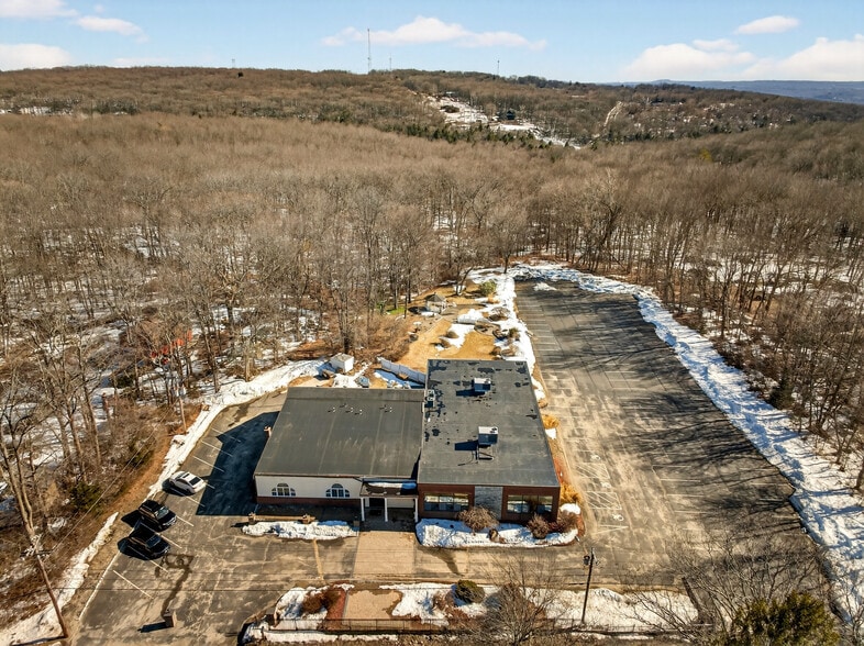 More Photos Of 1146 Spindle Hill Rd, Wolcott Freestanding For Sale