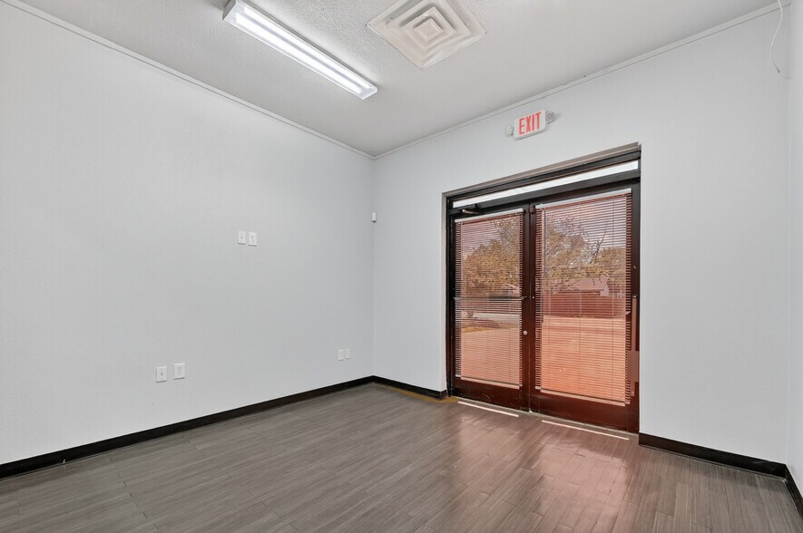 More Photos Of 3413 Herring Ave, Irving Funeral Home For Lease