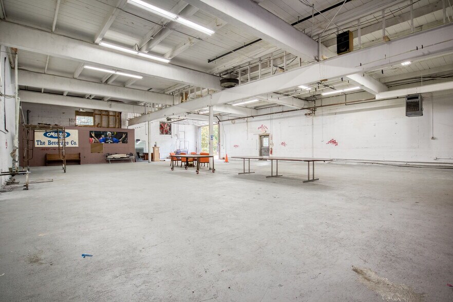 More Photos Of 250 Albany St, Springfield Showroom For Lease