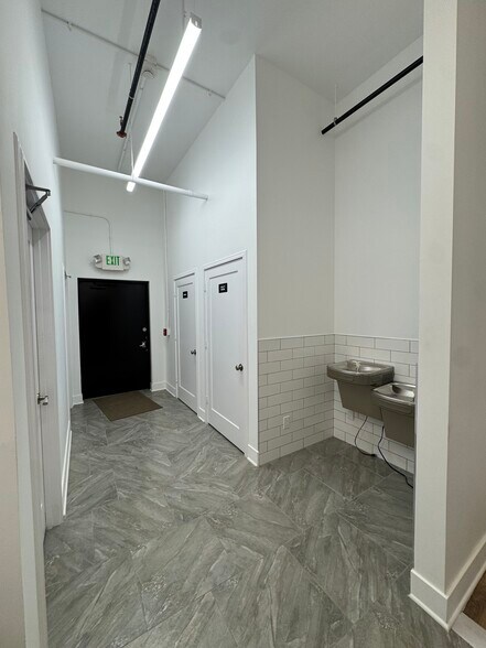 More Photos Of 980 Little East Neck Rd, West Babylon Showroom For Lease