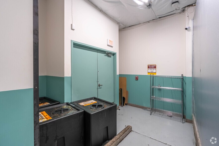 More Photos Of 5600 Roosevelt Way, Seattle Freestanding For Lease