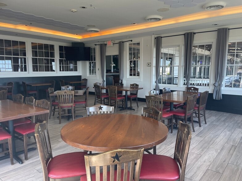 More Photos Of 905 E Gregory St, Pensacola Restaurant For Sale