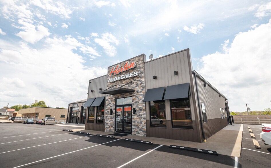 More Photos Of 1008 E Main St, Linn Auto Dealership For Sale