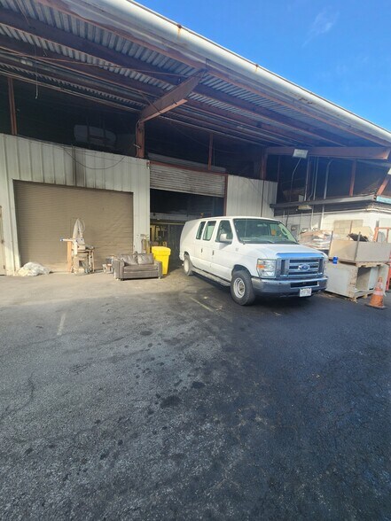 More Photos Of 192-212 Mohonua Pl, Honolulu Warehouse For Lease