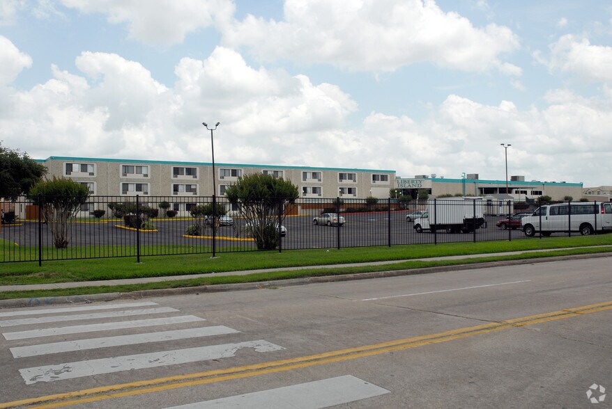 More Photos Of 9009 Boone Rd, Houston Assisted Living For Lease