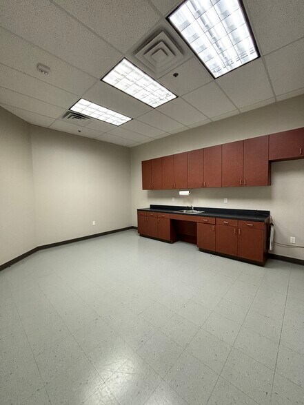 More Photos Of 15330 Vantage Pky W, Houston Unknown For Lease