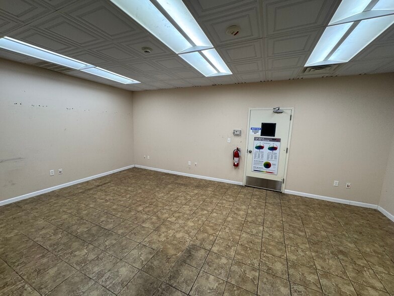 More Photos Of 217 River Ave, Patchogue Warehouse For Lease