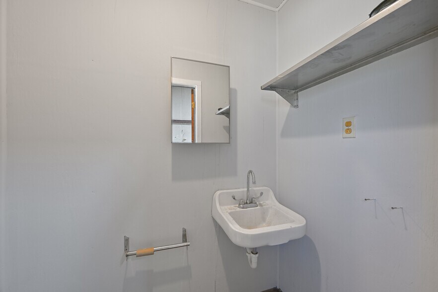 More Photos Of 314 E Walker St, League City Warehouse For Lease