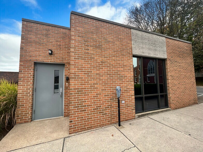 More Photos Of 33 N Brown St, Lewistown Storefront Retail Office For Sale