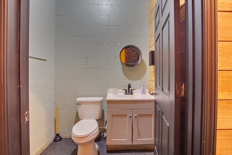 More Photos Of 418 Washington St, Chattahoochee Storefront For Sale