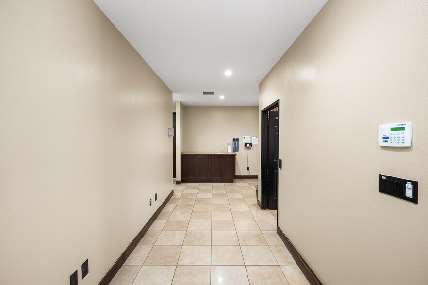 More Photos Of 2525 W Woodland Dr, Anaheim Office For Lease