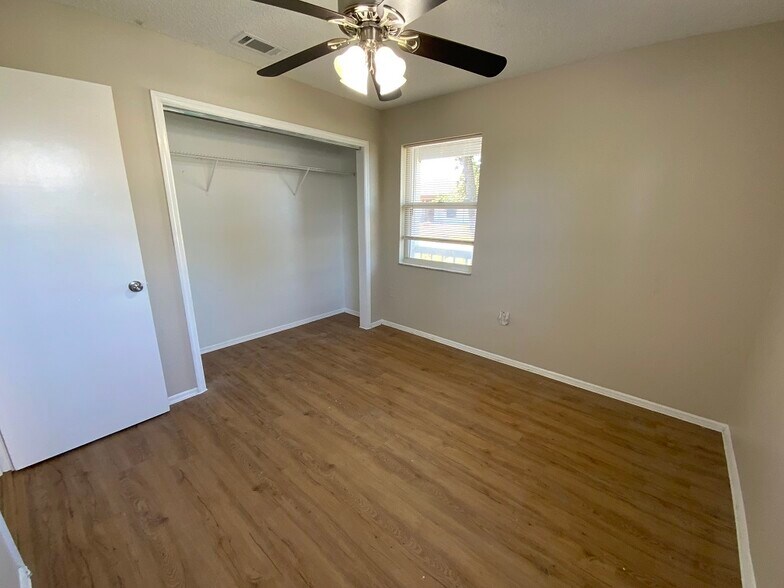 More Photos Of 855 Jamaica Rd, Venice Apartments For Sale