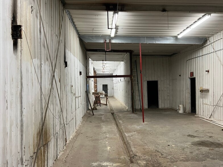 More Photos Of 401 Industrial Park Ln, Willis Warehouse For Sale