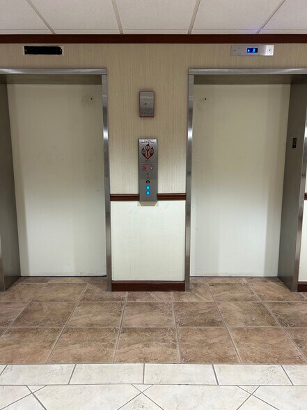 More Photos Of 1550 N Northwest Hwy, Park Ridge Medical For Lease