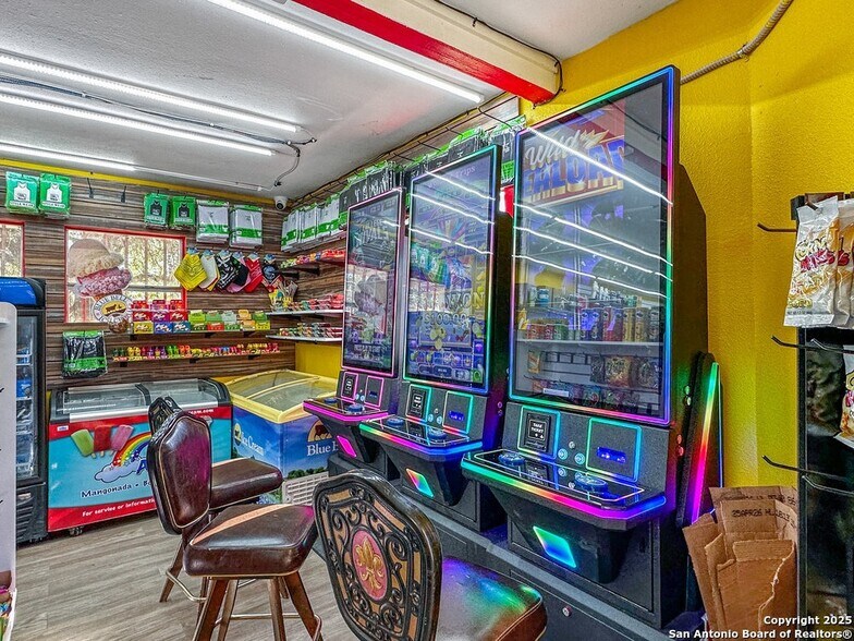 More Photos Of 702 Avenue H, Poteet Freestanding For Sale