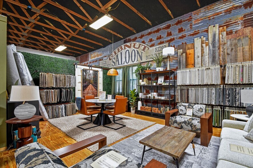 More Photos Of 330 W Mercer St, Dripping Springs Freestanding For Lease