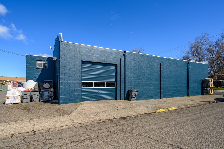 More Photos Of 475 NE 17th St, McMinnville Storefront For Sale