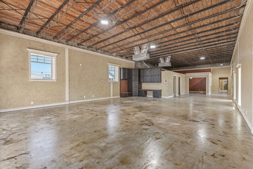 More Photos Of 807 S Xanthus Ave, Tulsa Warehouse For Lease