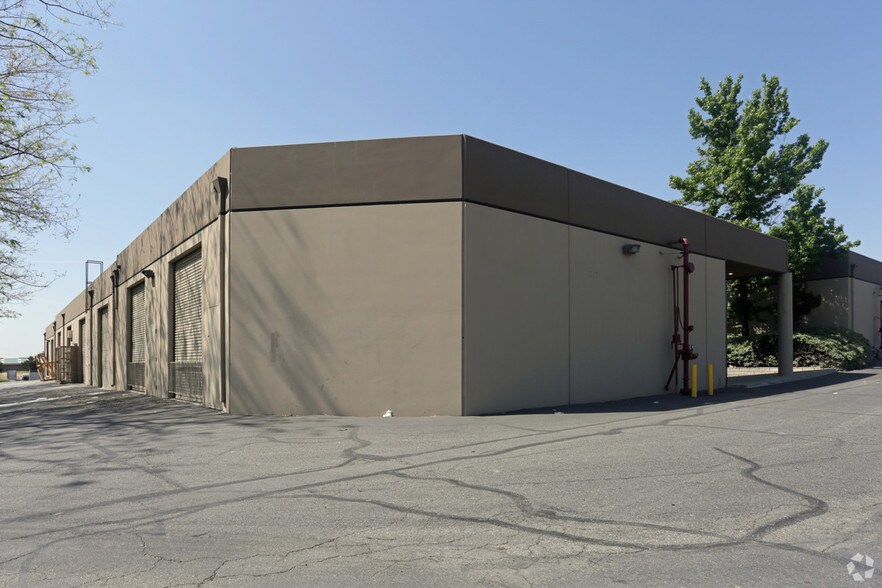 More Photos Of 170 N Arrowhead Ave, Rialto Warehouse For Lease