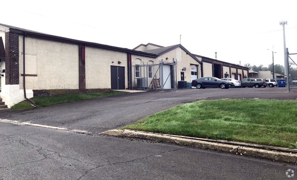 More Photos Of 400-420 Elm Ave, North Wales Warehouse For Lease