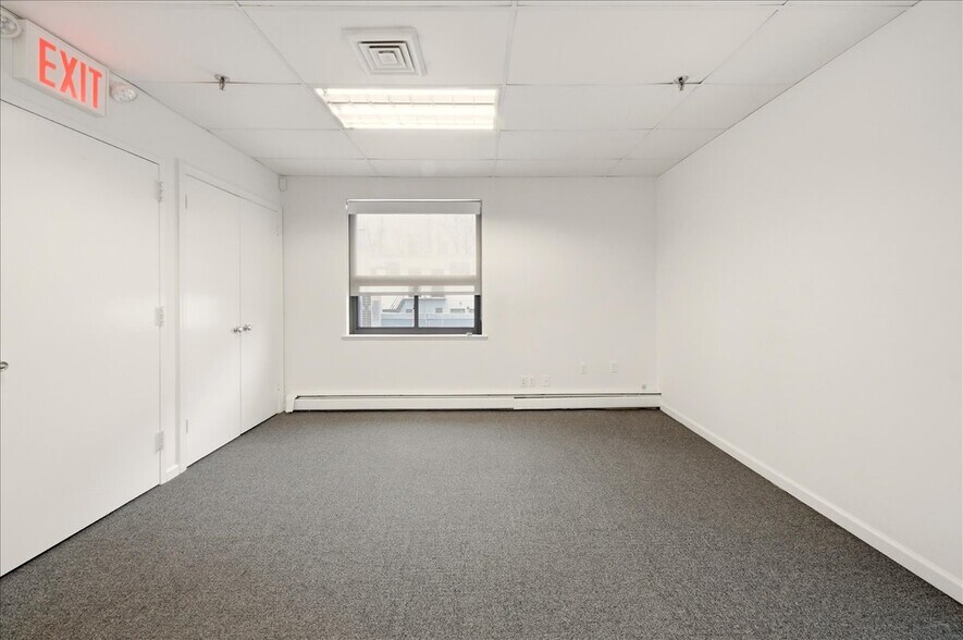 More Photos Of 20 North Ave, Larchmont Warehouse For Lease