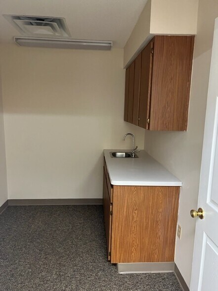 More Photos Of 13910 Fivay Rd, Hudson Medical For Lease