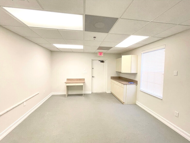 More Photos Of 15750 New Hampshire Ct, Fort Myers Medical For Lease
