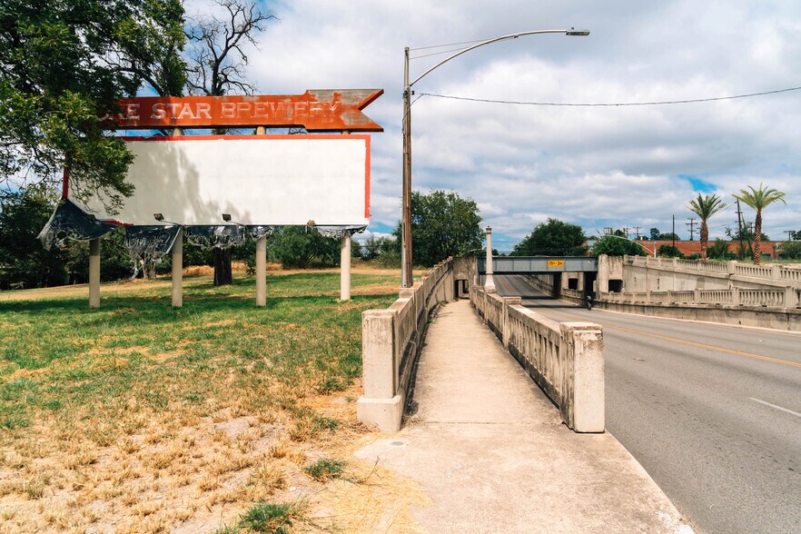 More Photos Of 1020 Roosevelt Ave, San Antonio Freestanding For Sale