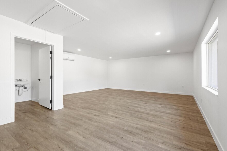 More Photos Of 717 E Liberty St, Pilot Point Storefront Retail Office For Lease