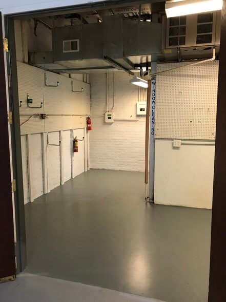 More Photos Of 4616 W Fullerton Ave, Chicago Light Manufacturing For Sale