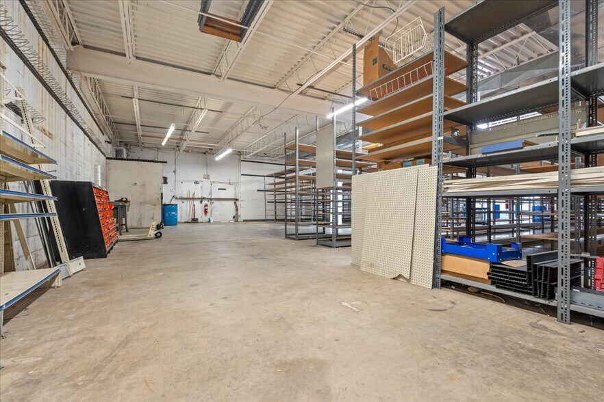 More Photos Of 516 Washington St, Ravenswood Freestanding For Lease