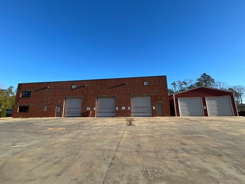 More Photos Of 11128 Business Ln, Charlotte Light Distribution For Lease