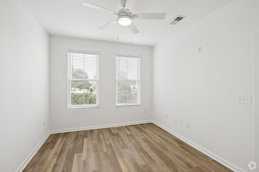 More Photos Of 725-735 Coleman Blvd, Mount Pleasant Apartments For Lease