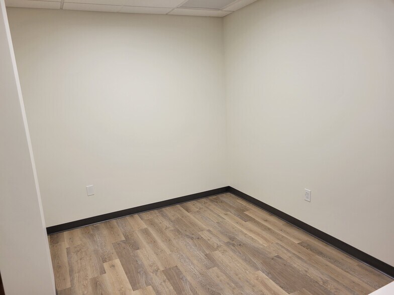 More Photos Of 2060 W Whispering Wind Dr, Phoenix Medical For Lease