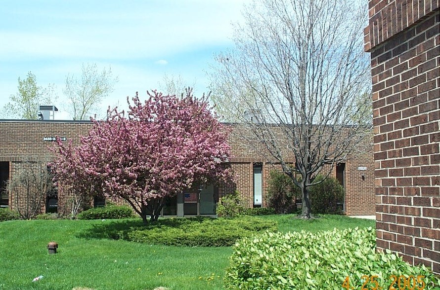 More Photos Of 2448-2490 E Oakton St, Arlington Heights Light Manufacturing For Lease