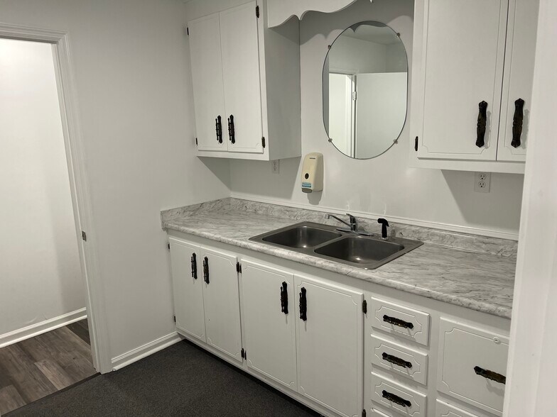 More Photos Of 148 E Peacock St, Cochran Medical For Sale