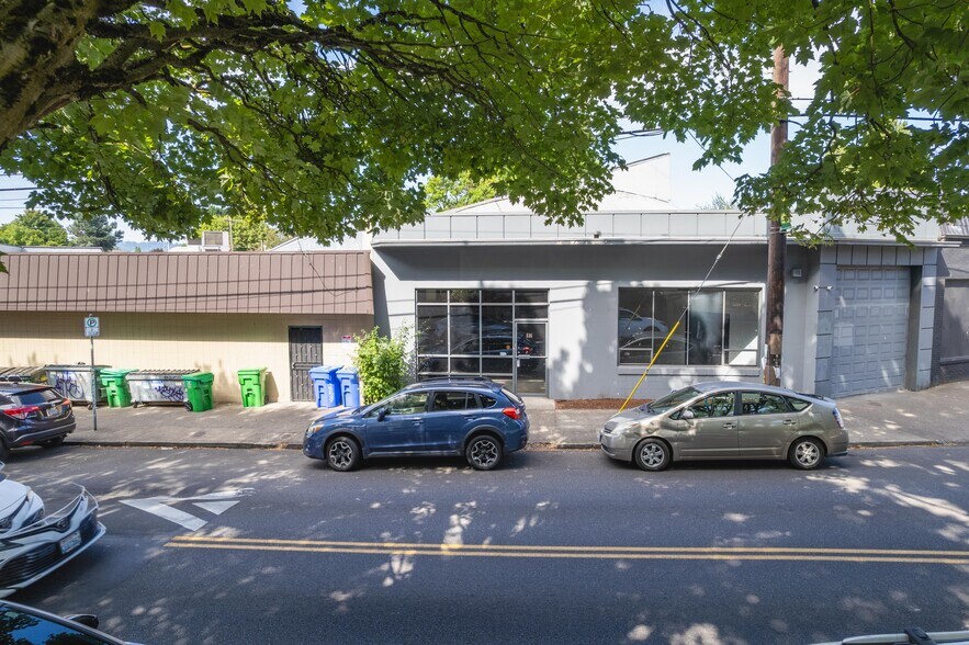 More Photos Of 535 NE 28th Ave, Portland Showroom For Lease