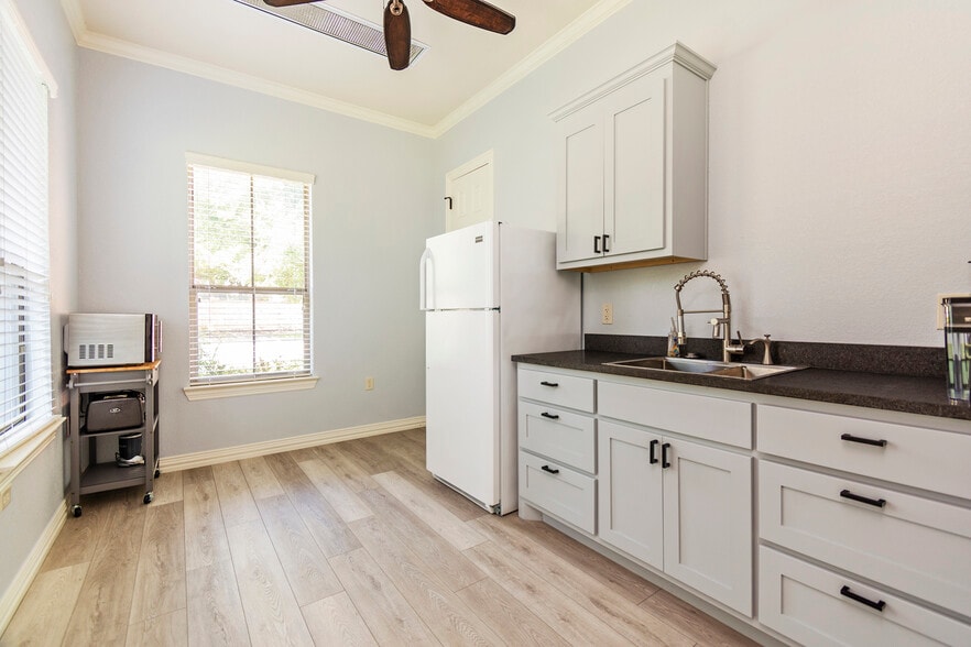 More Photos Of 7633 Bellaire Dr S, Fort Worth Medical For Sale