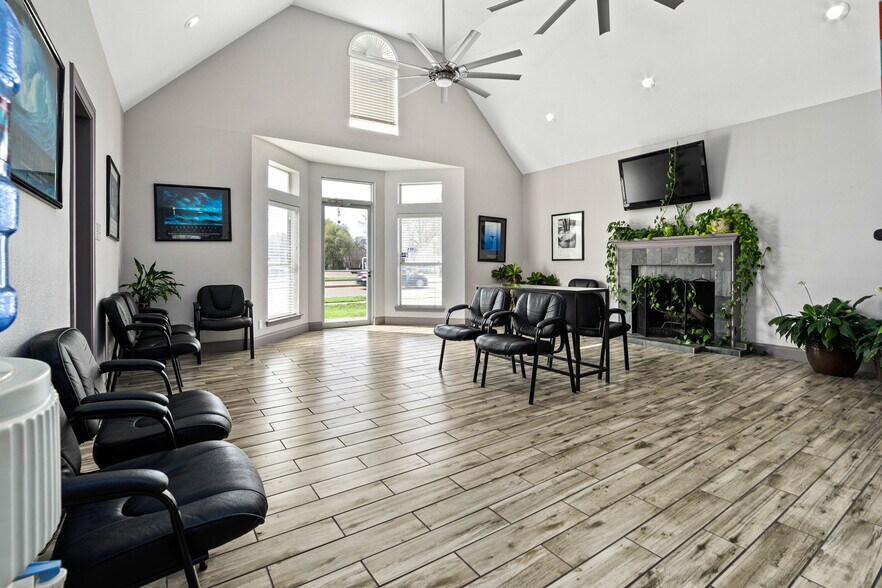 More Photos Of 363 W Main St, Lewisville Medical For Lease