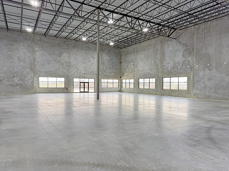 More Photos Of 100 Commerce Center Dr, Collinsville Light Distribution For Lease