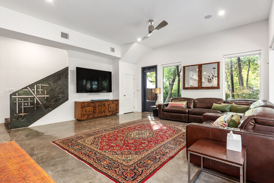 More Photos Of 4798 Iberia Ave, Dallas Office For Sale