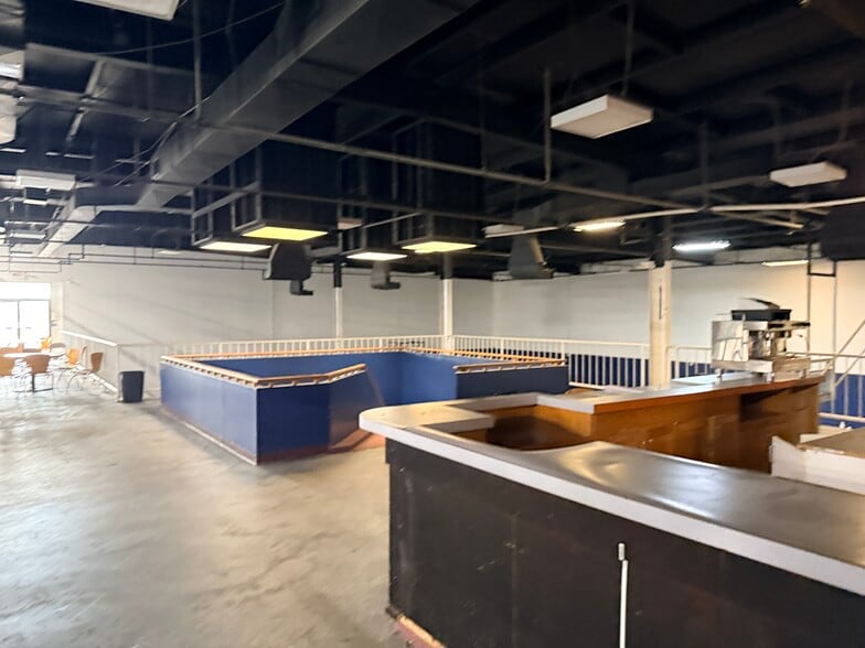 More Photos Of 511 Industrial Mile Rd, Columbus Warehouse For Sale