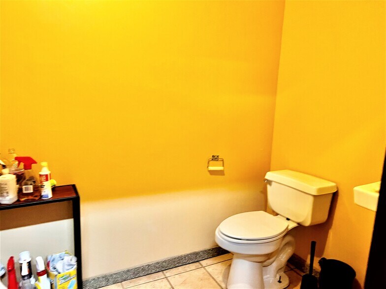 More Photos Of 108 Brook Ave, Deer Park Warehouse For Lease