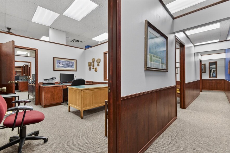 More Photos Of 111 SE Frank Phillips Blvd, Bartlesville Office For Sale