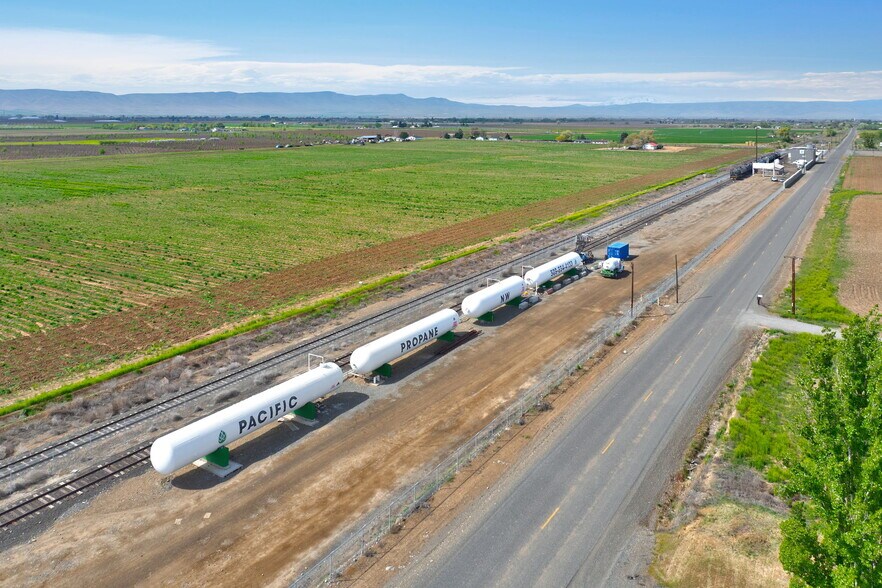 More Photos Of 3800 Branch Rd, Wapato Distribution For Sale