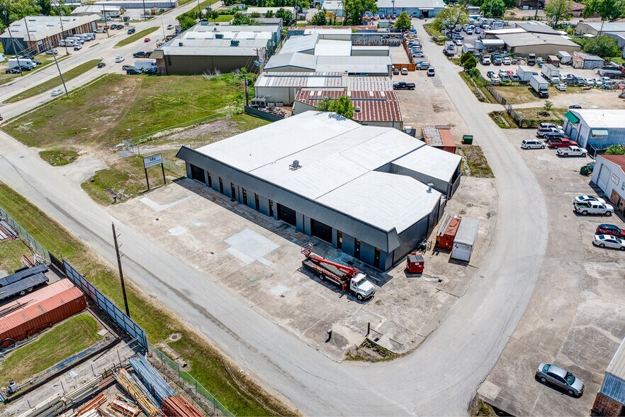 More Photos Of 10215 Papalote St, Houston Showroom For Lease